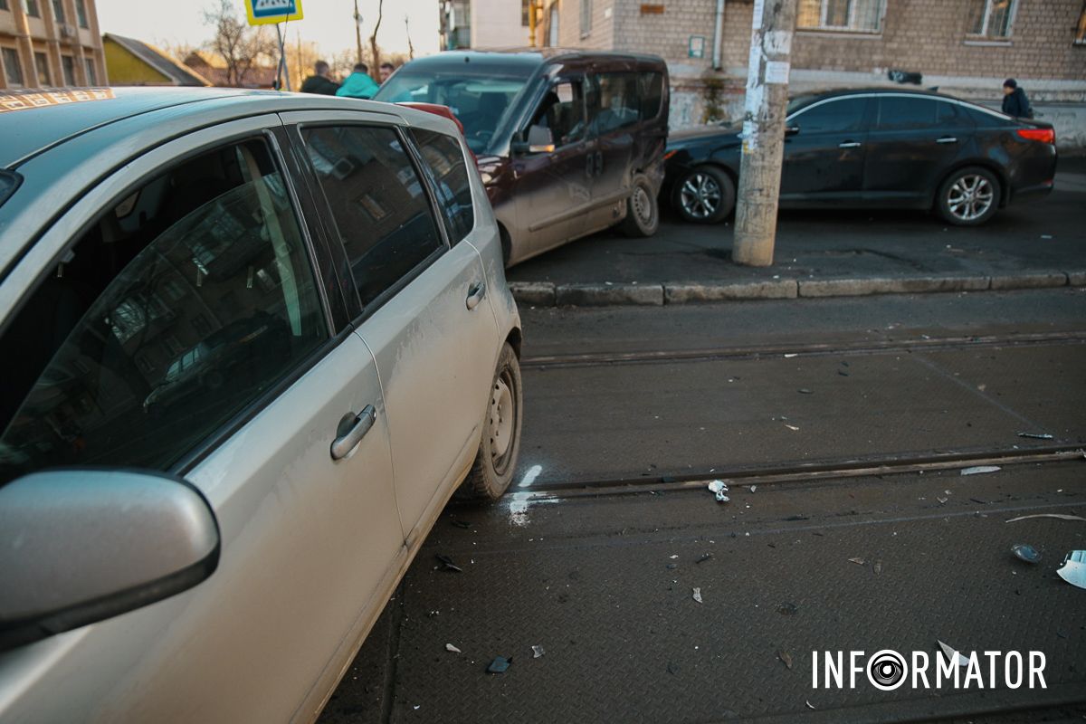 У Дніпрі на Грушевського зіткнулись три автівки: рух трамваїв заблоковано 12