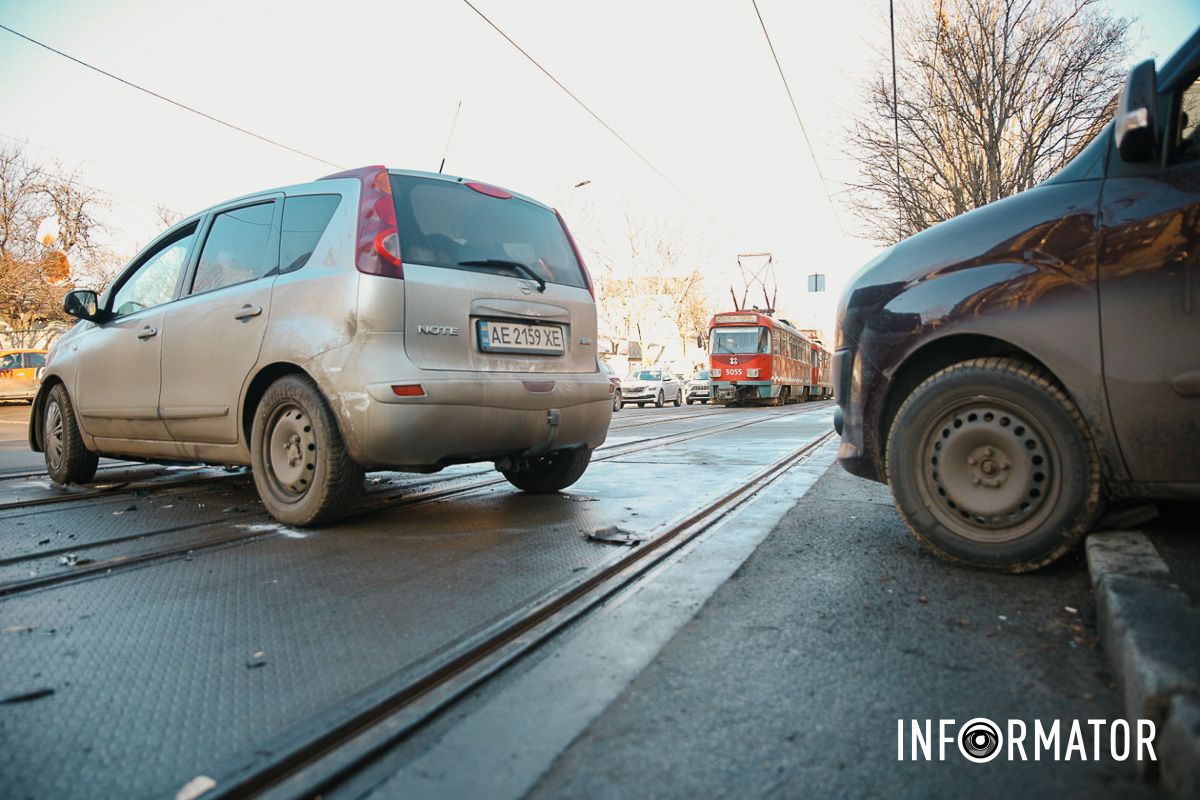У Дніпрі на Грушевського зіткнулись три автівки: рух трамваїв заблоковано 11
