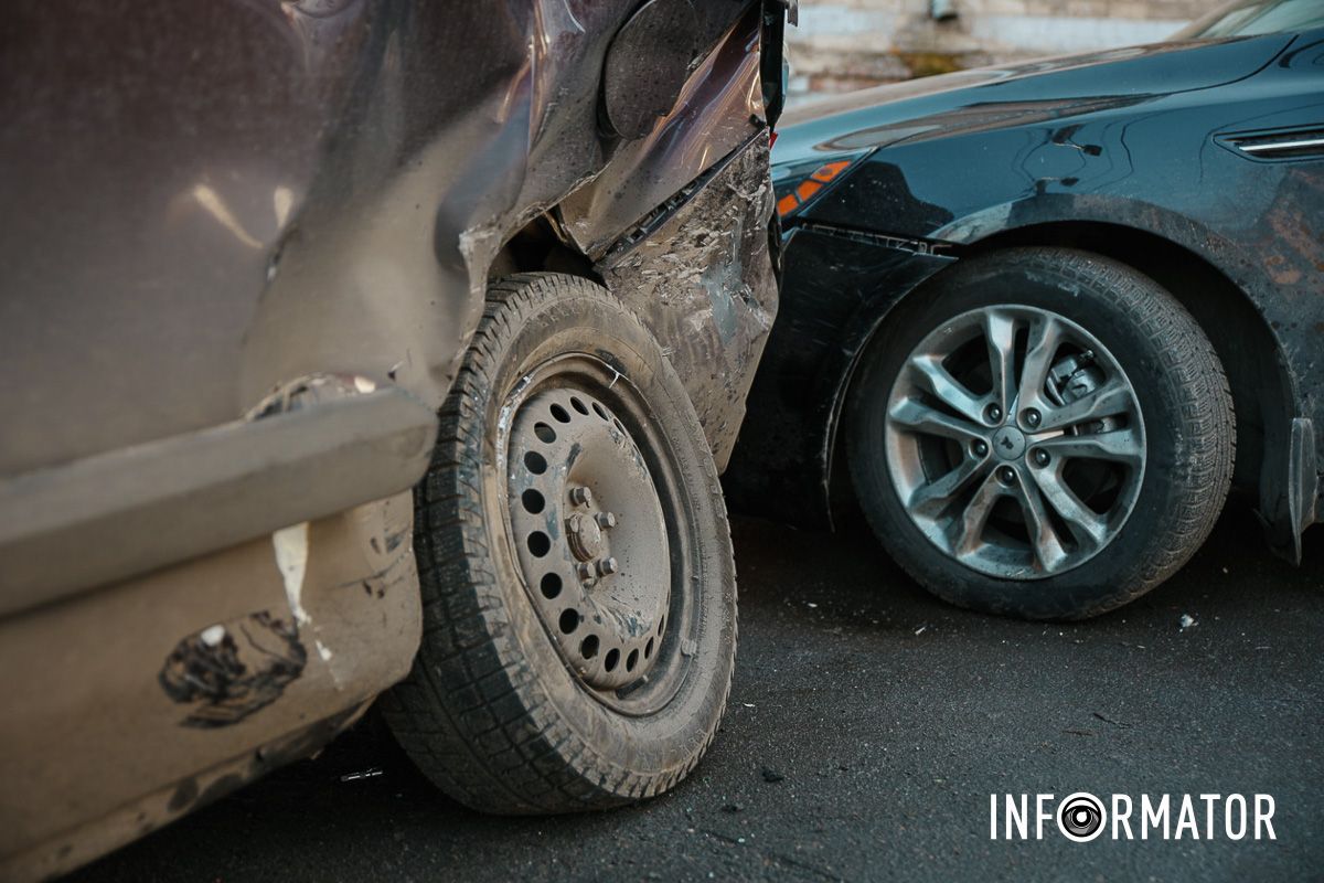 У Дніпрі на Грушевського зіткнулись три автівки: рух трамваїв заблоковано 4