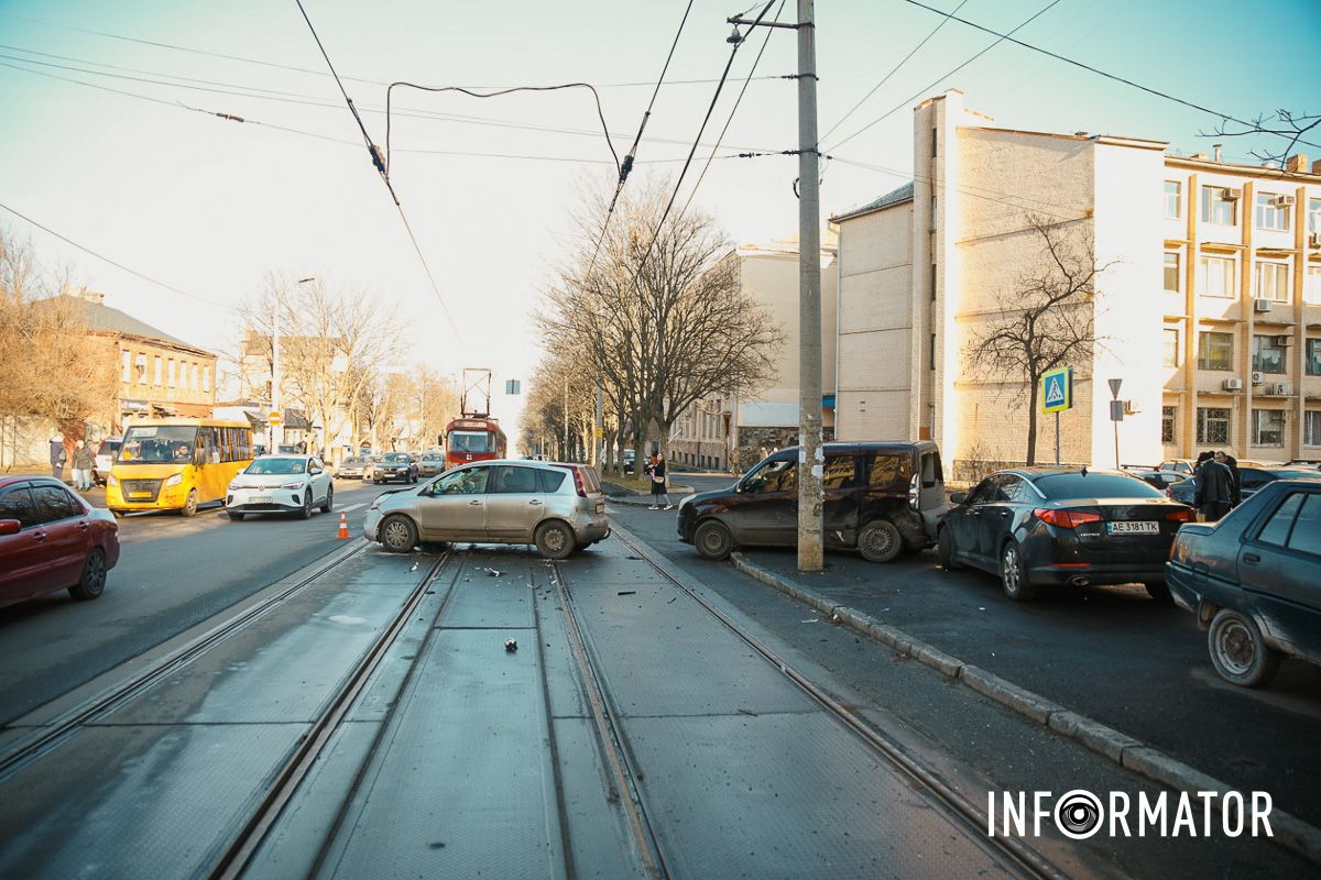 У Дніпрі на Грушевського зіткнулись три автівки: рух трамваїв заблоковано 7