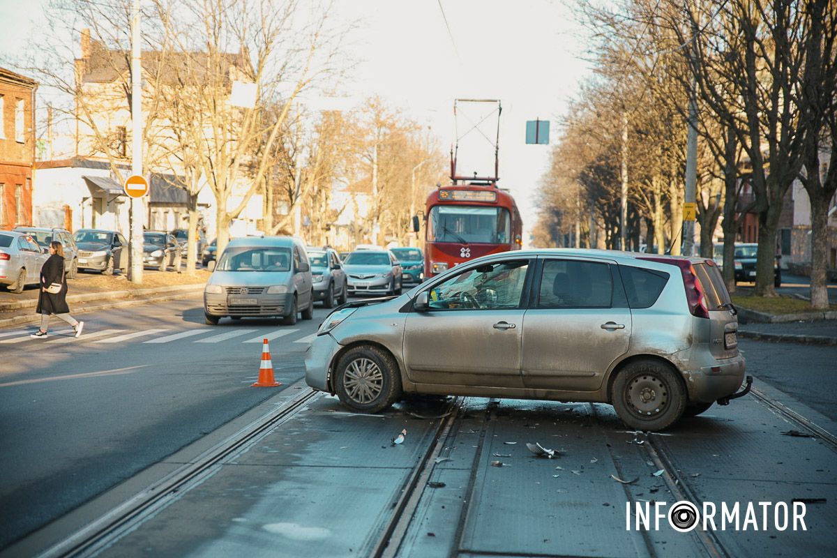 У Дніпрі на Грушевського зіткнулись три автівки: рух трамваїв заблоковано 1