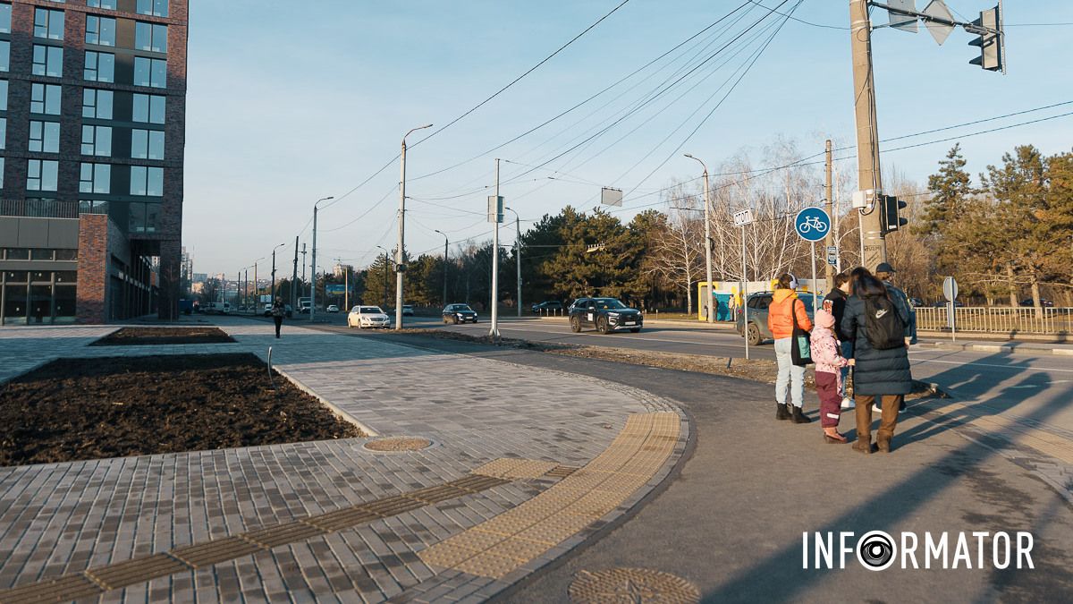 У Дніпрі на Набережній Перемоги на місці колишнього кінотеатру «Салют» завершили благоустрій площі