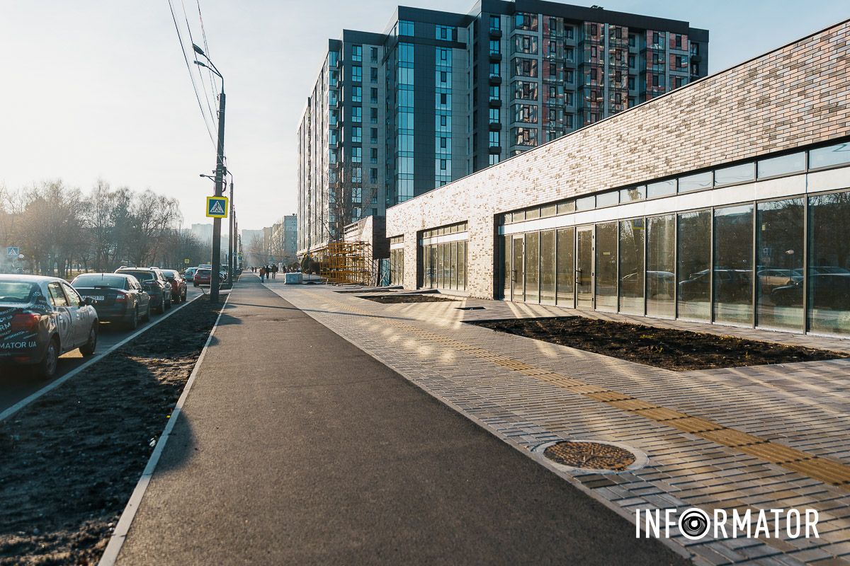 У Дніпрі на Набережній Перемоги на місці колишнього кінотеатру «Салют» завершили благоустрій площі 1