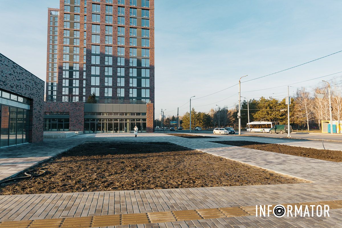 У Дніпрі на Набережній Перемоги на місці колишнього кінотеатру «Салют» завершили благоустрій площі 2