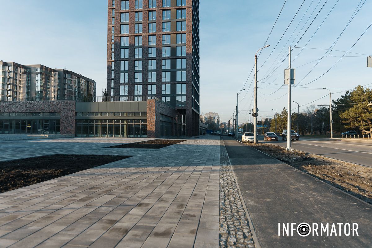 У Дніпрі на Набережній Перемоги на місці колишнього кінотеатру «Салют» завершили благоустрій площі 3
