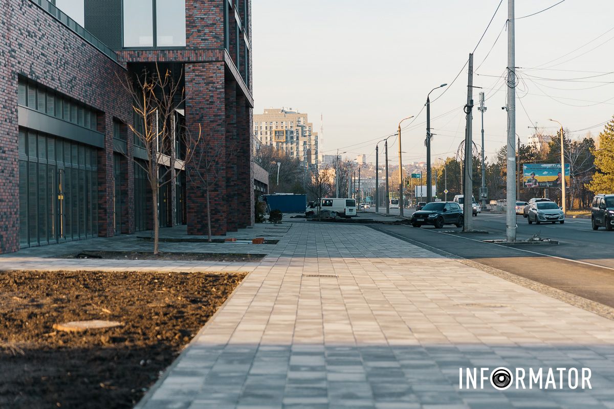 У Дніпрі на Набережній Перемоги на місці колишнього кінотеатру «Салют» завершили благоустрій площі 5