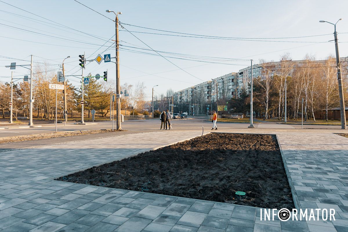 У Дніпрі на Набережній Перемоги на місці колишнього кінотеатру «Салют» завершили благоустрій площі 10
