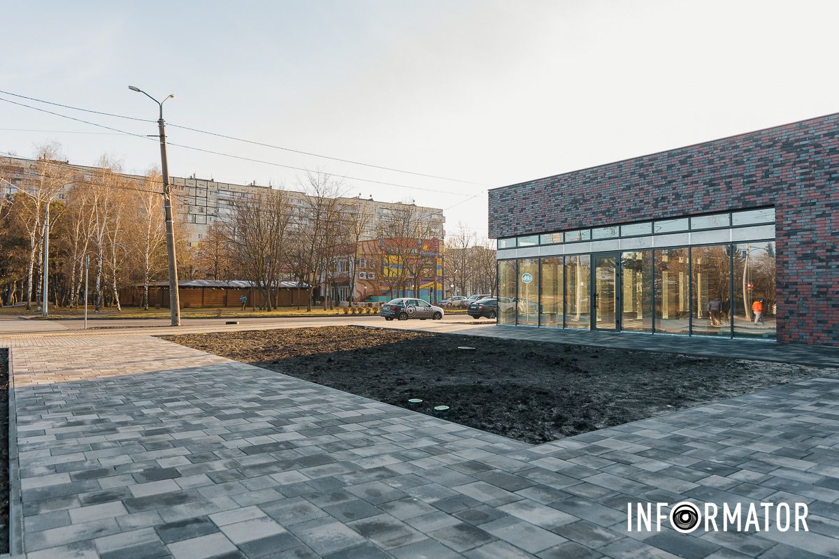 У Дніпрі на Набережній Перемоги на місці колишнього кінотеатру «Салют» завершили благоустрій площі 7