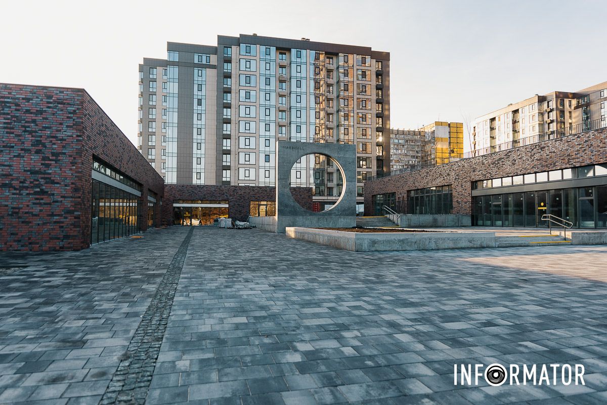 У Дніпрі на Набережній Перемоги на місці колишнього кінотеатру «Салют» завершили благоустрій площі 8