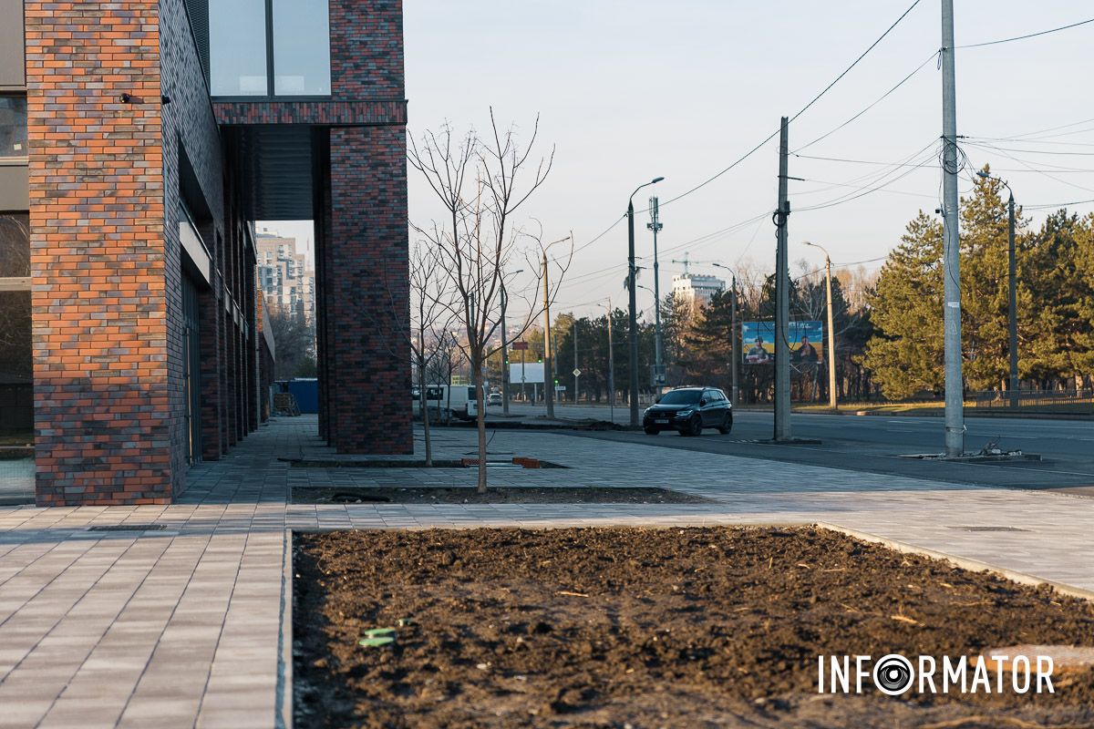 У Дніпрі на Набережній Перемоги на місці колишнього кінотеатру «Салют» завершили благоустрій площі 11