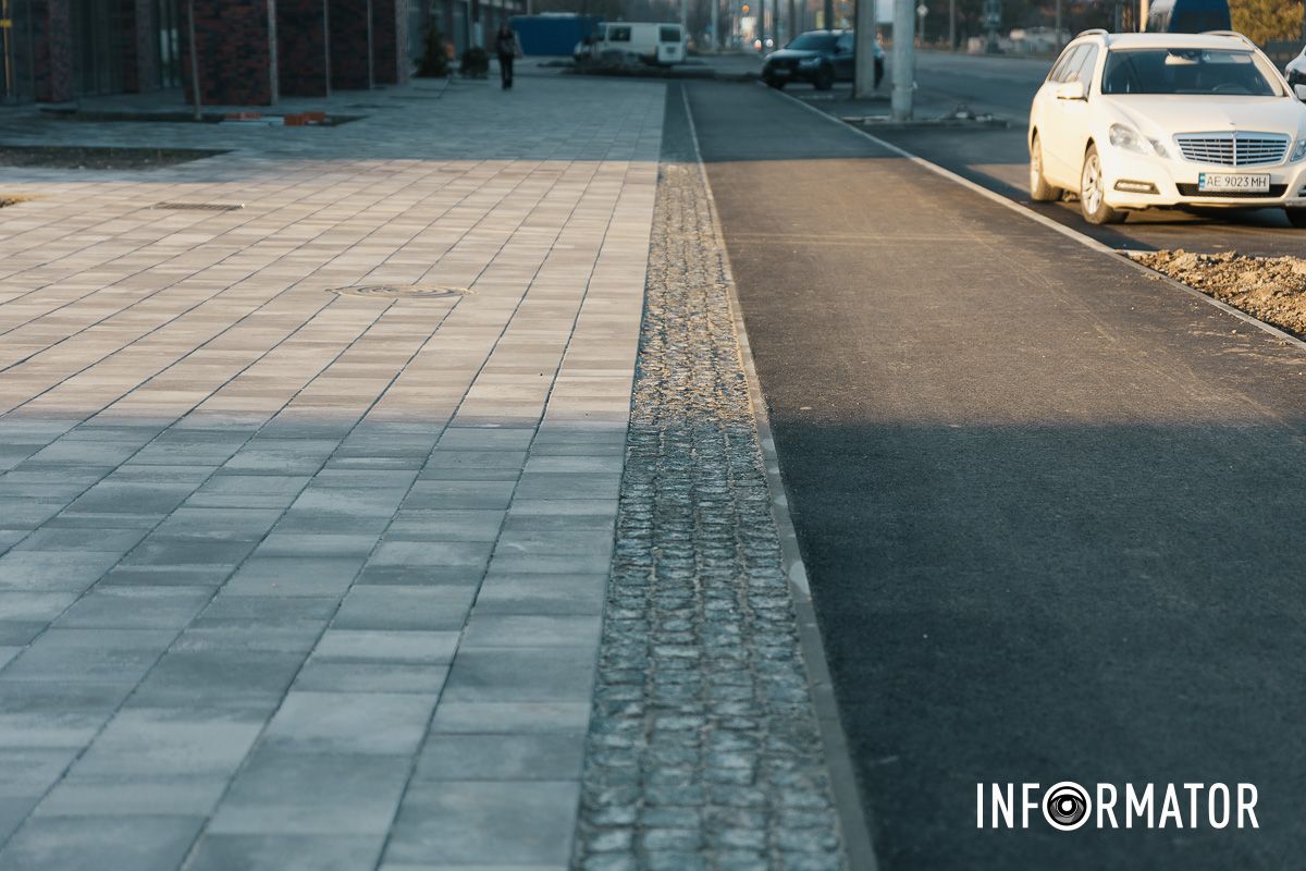 У Дніпрі на Набережній Перемоги на місці колишнього кінотеатру «Салют» завершили благоустрій площі 6