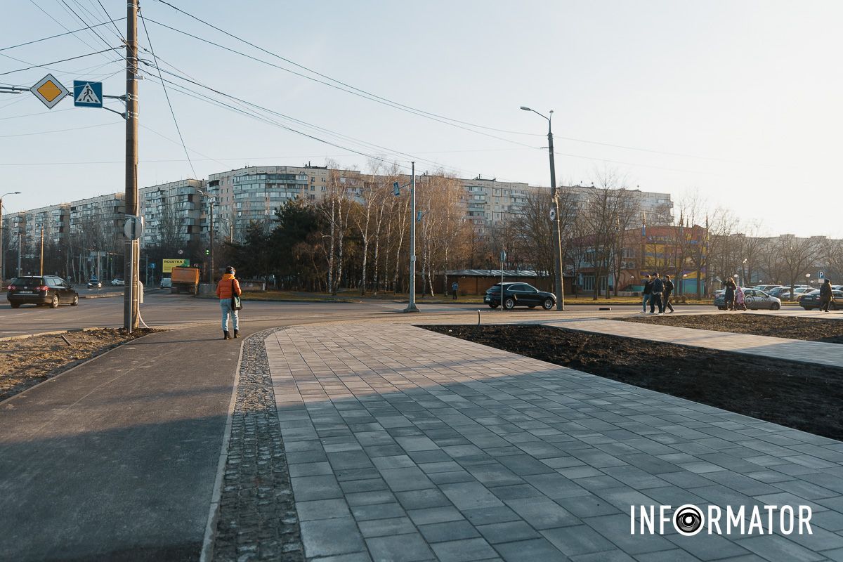 У Дніпрі на Набережній Перемоги на місці колишнього кінотеатру «Салют» завершили благоустрій площі 9