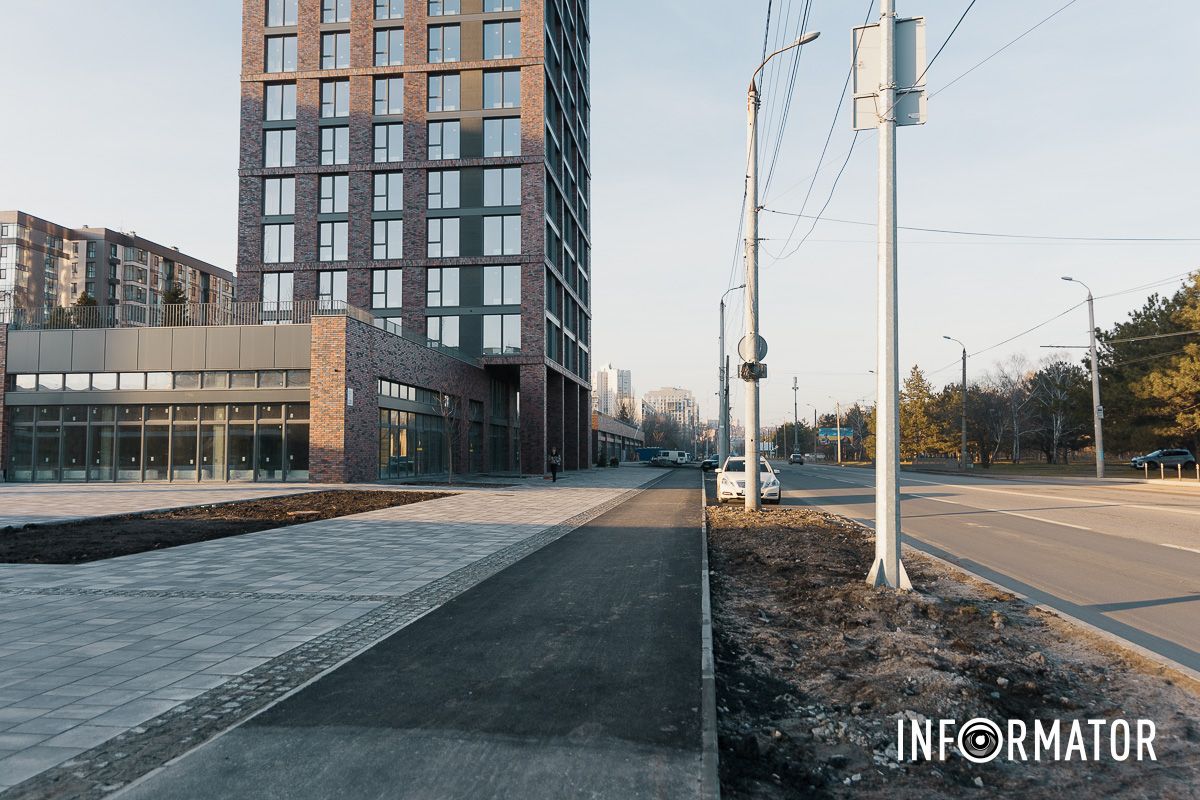 У Дніпрі на Набережній Перемоги на місці колишнього кінотеатру «Салют» завершили благоустрій площі 12