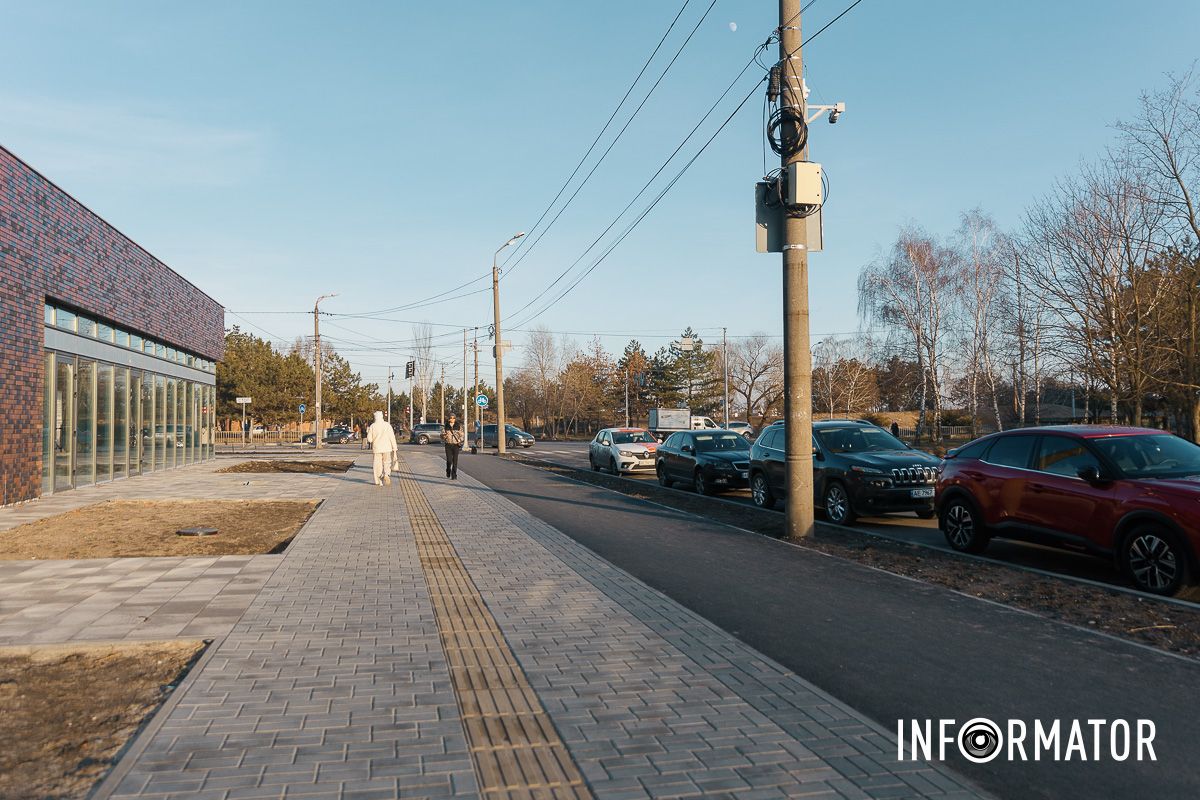 У Дніпрі на Набережній Перемоги на місці колишнього кінотеатру «Салют» завершили благоустрій площі 13