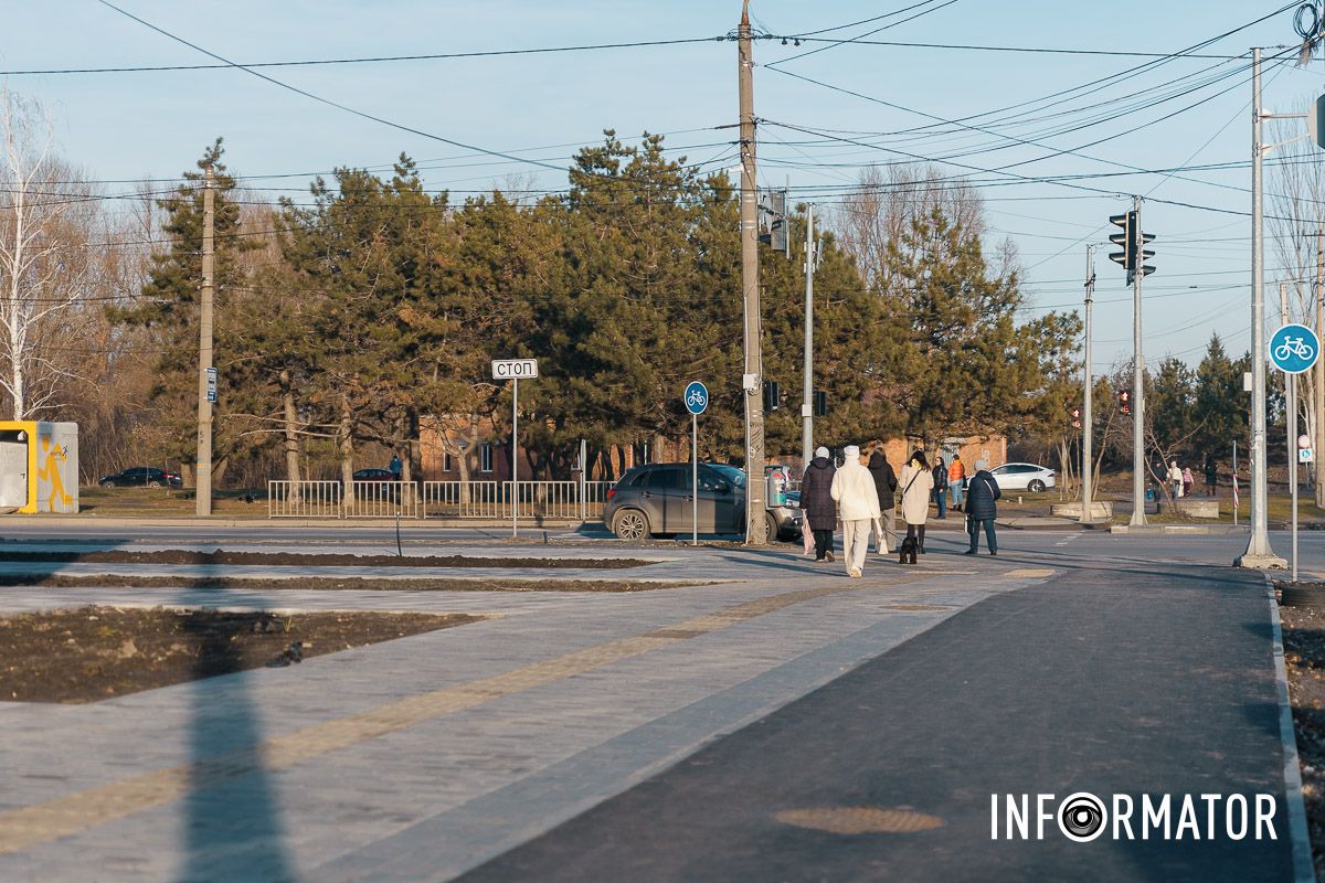 У Дніпрі на Набережній Перемоги на місці колишнього кінотеатру «Салют» завершили благоустрій площі 14