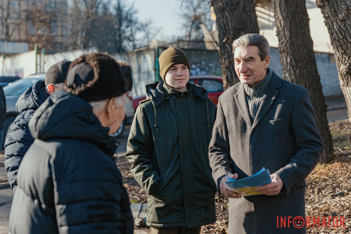 В Днепре открыли восстановленную памятную доску в честь Вячеслава Чорновила 12