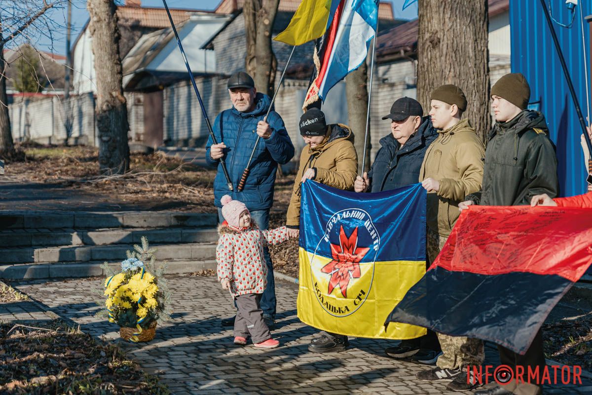 В Днепре открыли восстановленную памятную доску в честь Вячеслава Чорновила 17