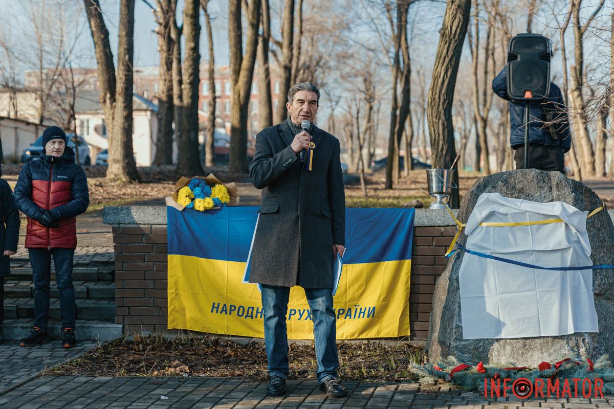 В Днепре открыли восстановленную памятную доску в честь Вячеслава Чорновила 14