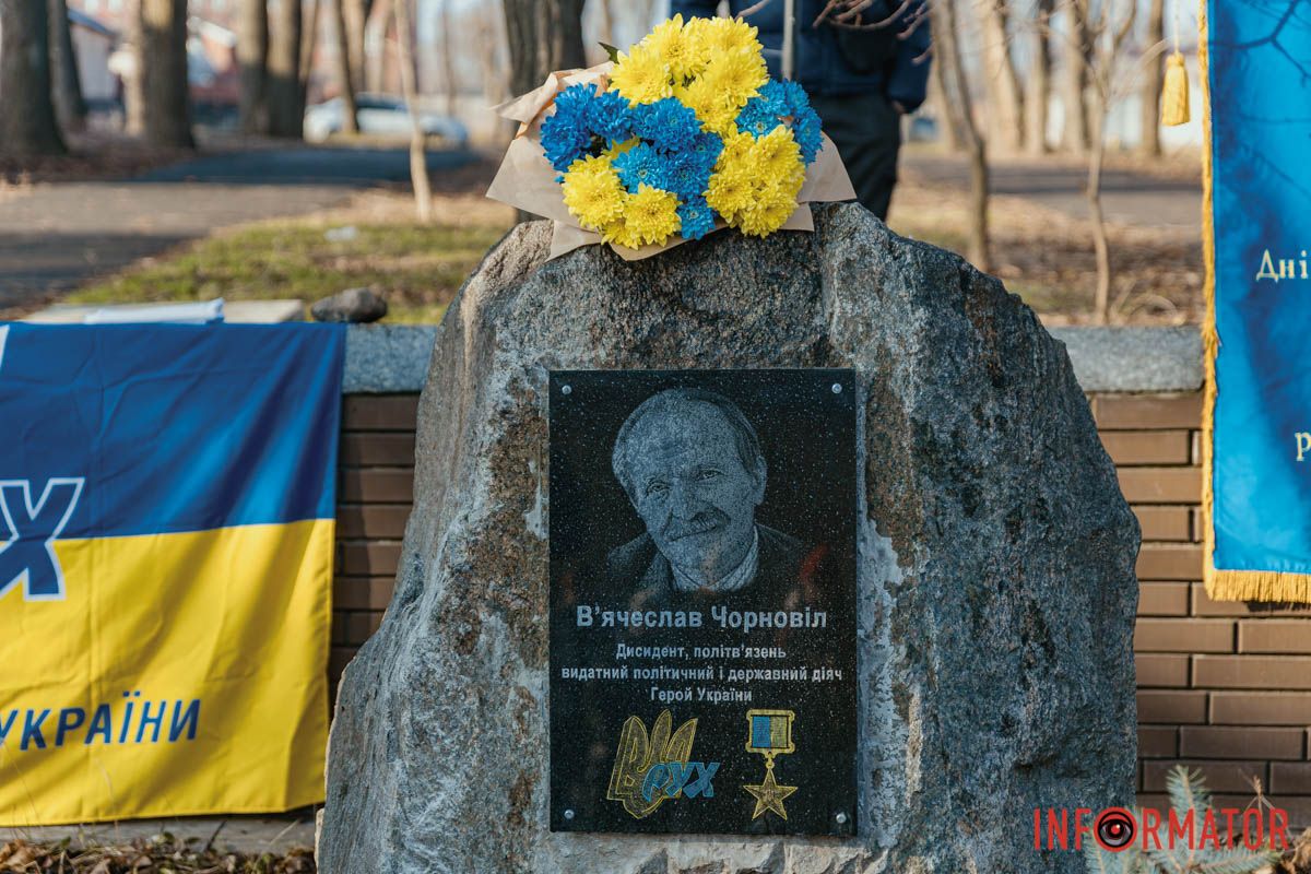 Цветы на памятнике