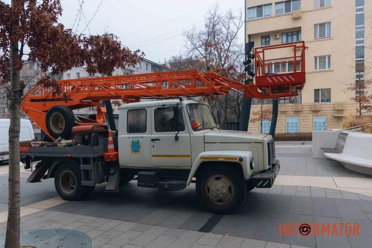 Святкові декорації почали знімати