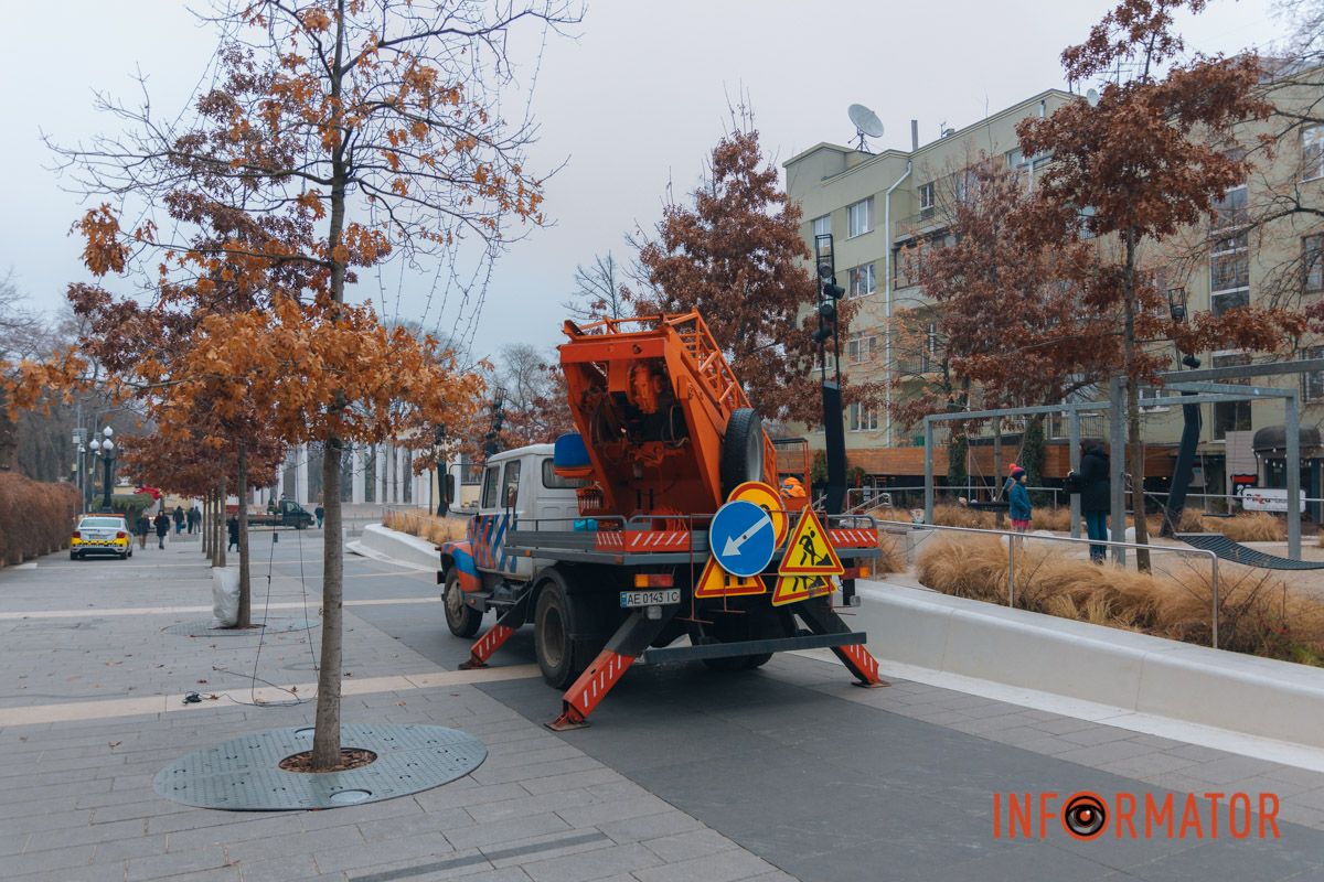 Комунальники знімають гірлянди з дерев