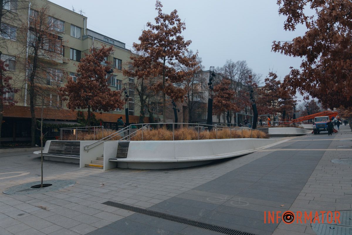 Почався демонтаж новорічних прикрас