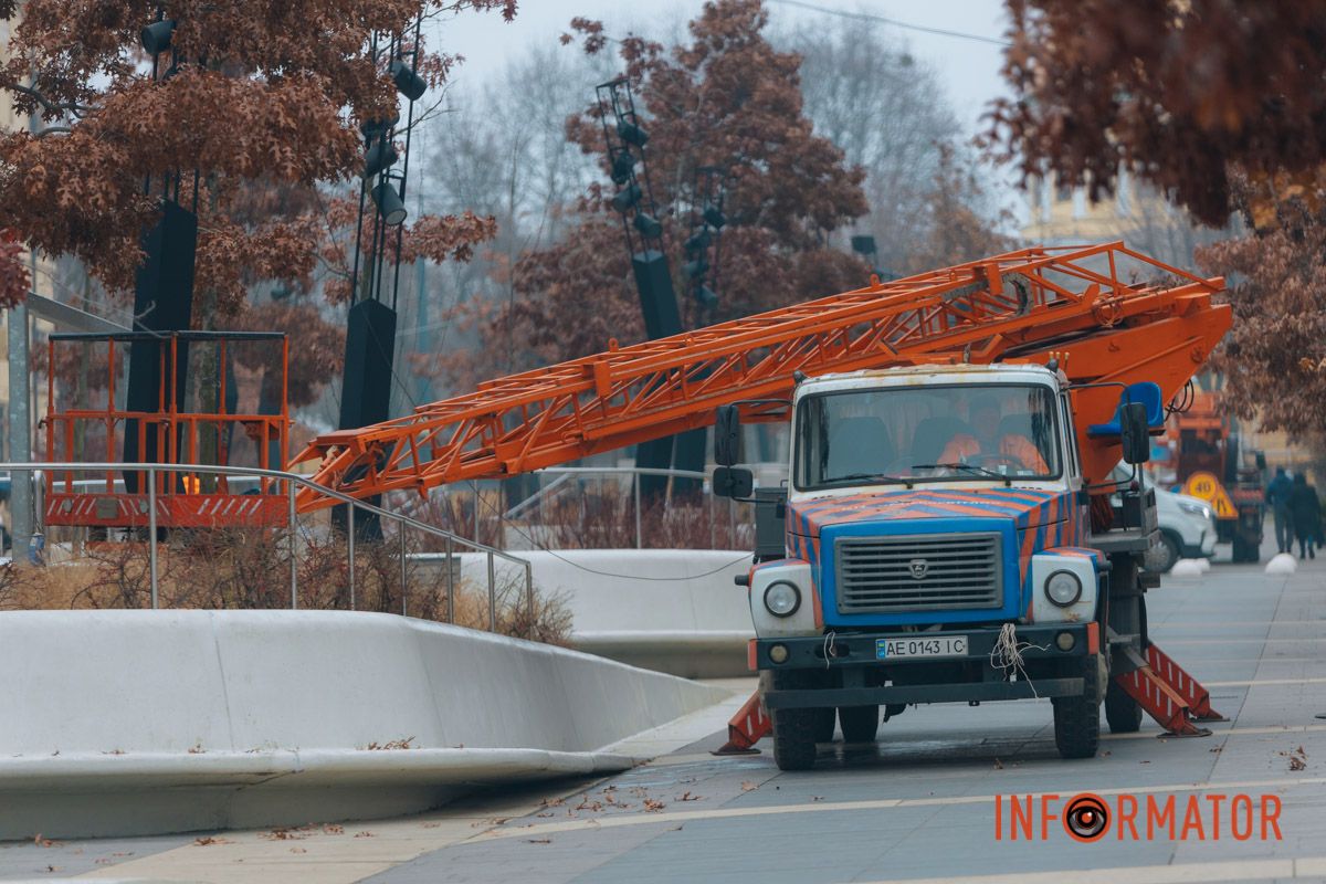 Гірлянди знімають зі святкових локацій