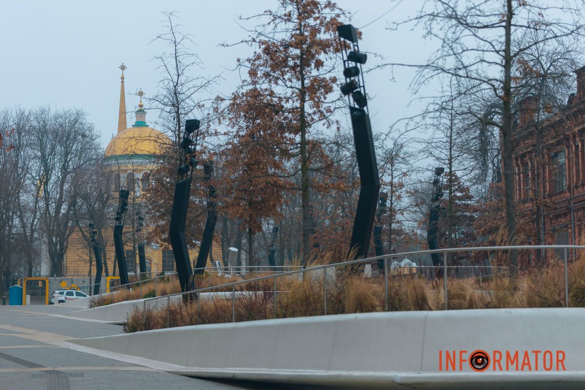 Гірлянди знімають з вулиць міста