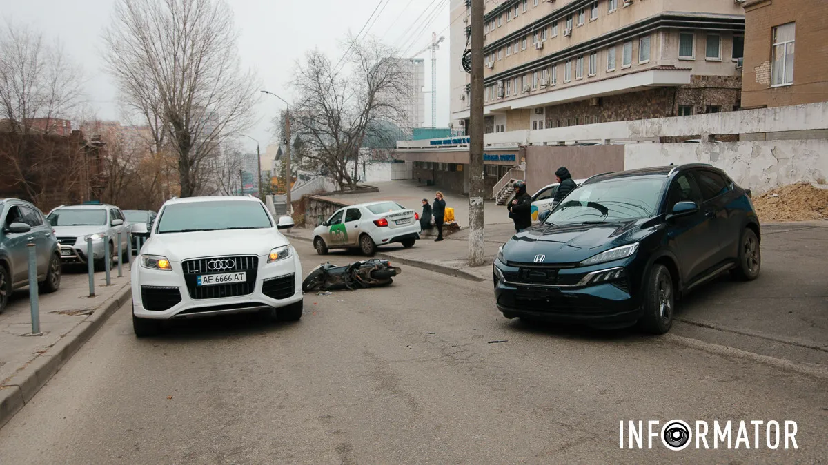 Видео момента: в Днепре на Крутогорном спуске столкнулись Honda, курьер Glovo и Audi, образовалась пробка, водители ездят по тротуару