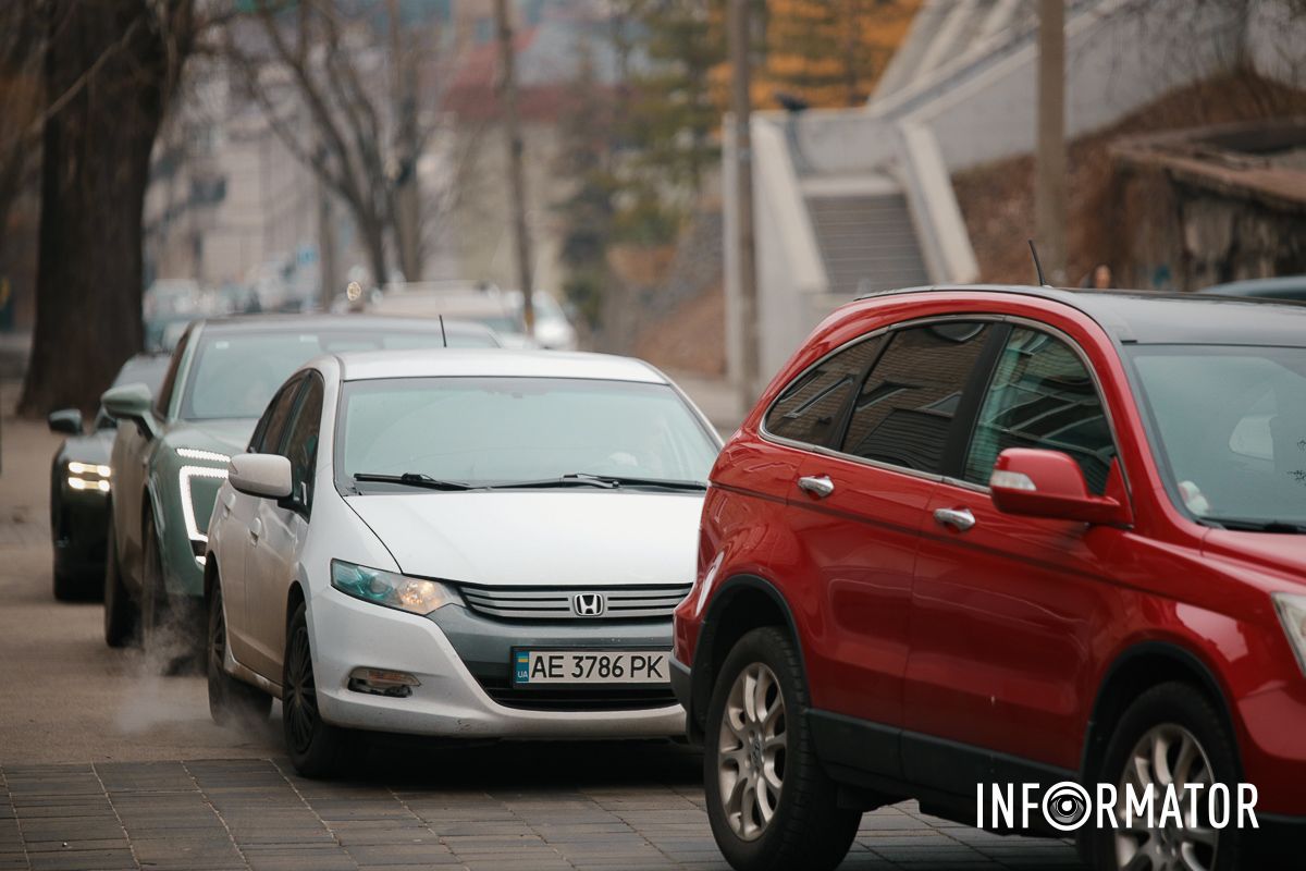 Відео моменту: у Дніпрі Крутогірному узвозі зіткнулись Honda, кур'єр Glovo та Audi, утворився затор, водії їздять по тротуару 13
