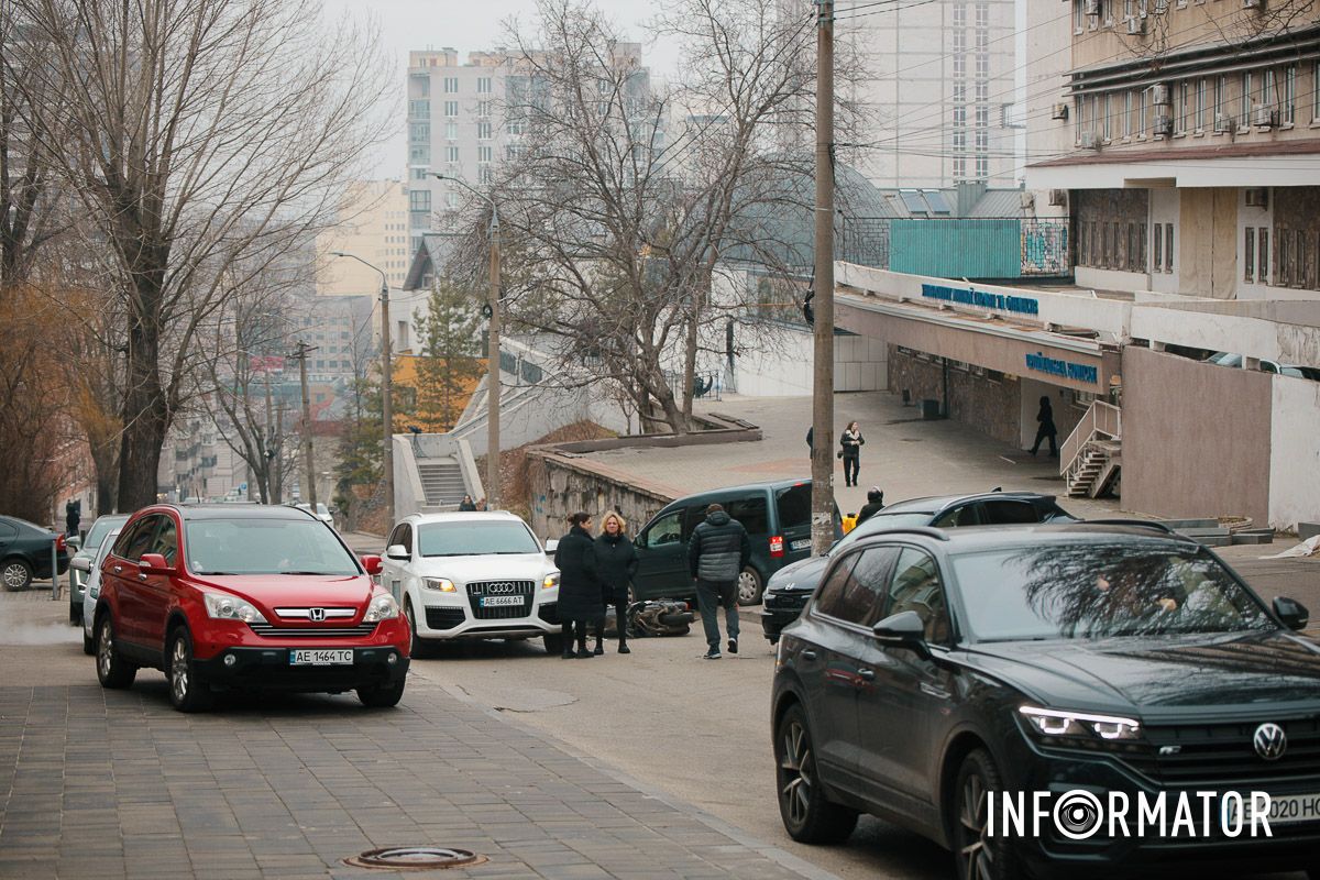 Відео моменту: у Дніпрі Крутогірному узвозі зіткнулись Honda, кур'єр Glovo та Audi, утворився затор, водії їздять по тротуару 1