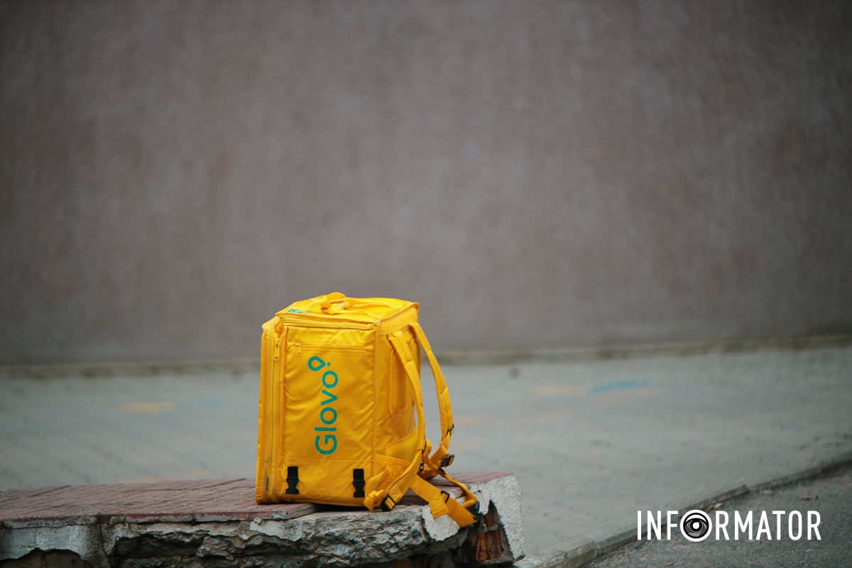 Відео моменту: у Дніпрі Крутогірному узвозі зіткнулись Honda, кур'єр Glovo та Audi, утворився затор, водії їздять по тротуару 9