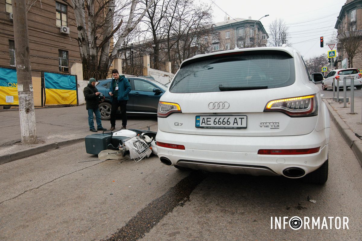 Відео моменту: у Дніпрі Крутогірному узвозі зіткнулись Honda, кур'єр Glovo та Audi, утворився затор, водії їздять по тротуару 8