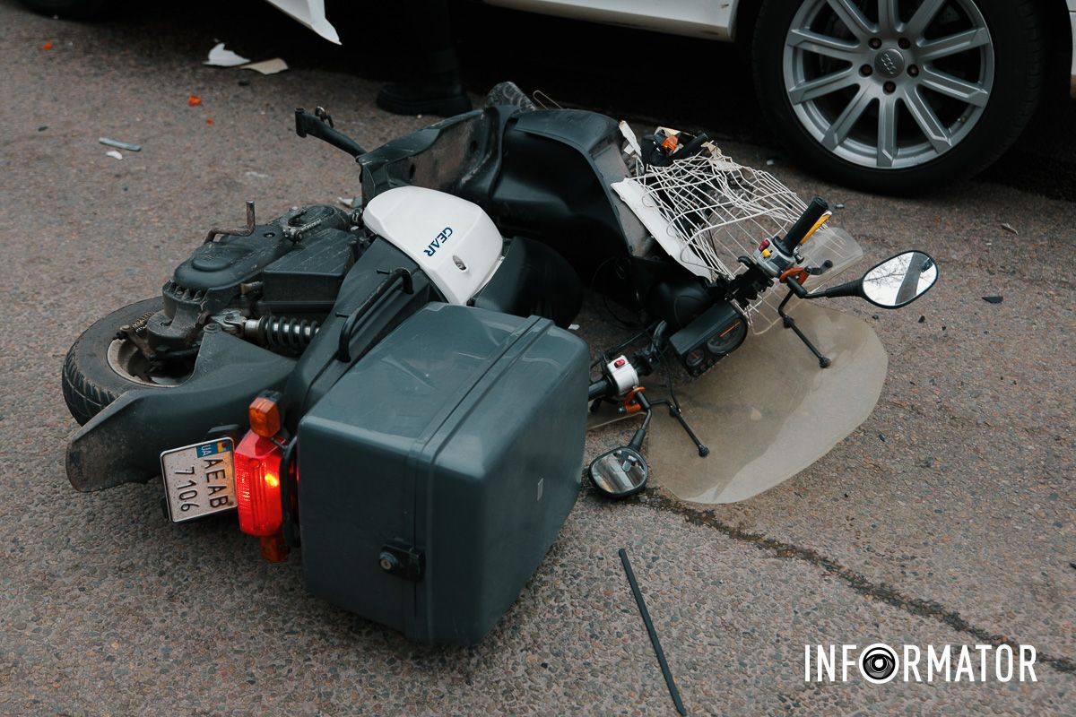 Відео моменту: у Дніпрі Крутогірному узвозі зіткнулись Honda, кур'єр Glovo та Audi, утворився затор, водії їздять по тротуару 12