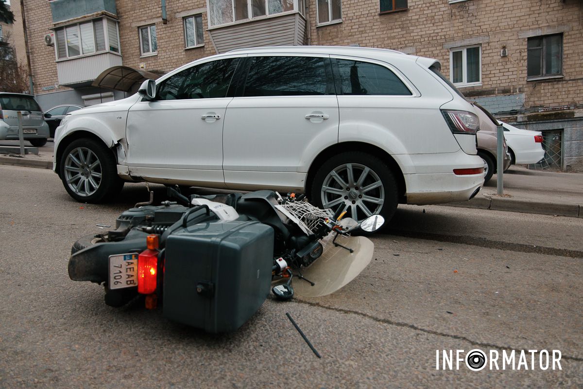 Відео моменту: у Дніпрі Крутогірному узвозі зіткнулись Honda, кур'єр Glovo та Audi, утворився затор, водії їздять по тротуару 5