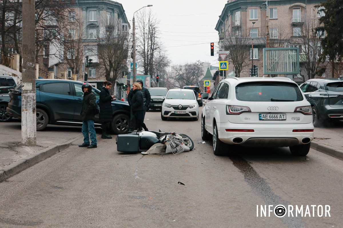 Відео моменту: у Дніпрі Крутогірному узвозі зіткнулись Honda, кур'єр Glovo та Audi, утворився затор, водії їздять по тротуару 2