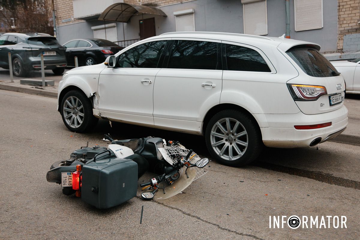 Відео моменту: у Дніпрі Крутогірному узвозі зіткнулись Honda, кур'єр Glovo та Audi, утворився затор, водії їздять по тротуару 10