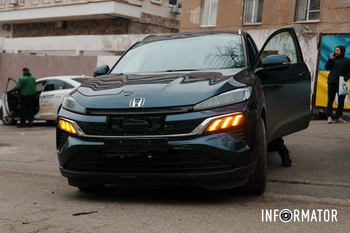 Відео моменту: у Дніпрі Крутогірному узвозі зіткнулись Honda, кур'єр Glovo та Audi, утворився затор, водії їздять по тротуару 11