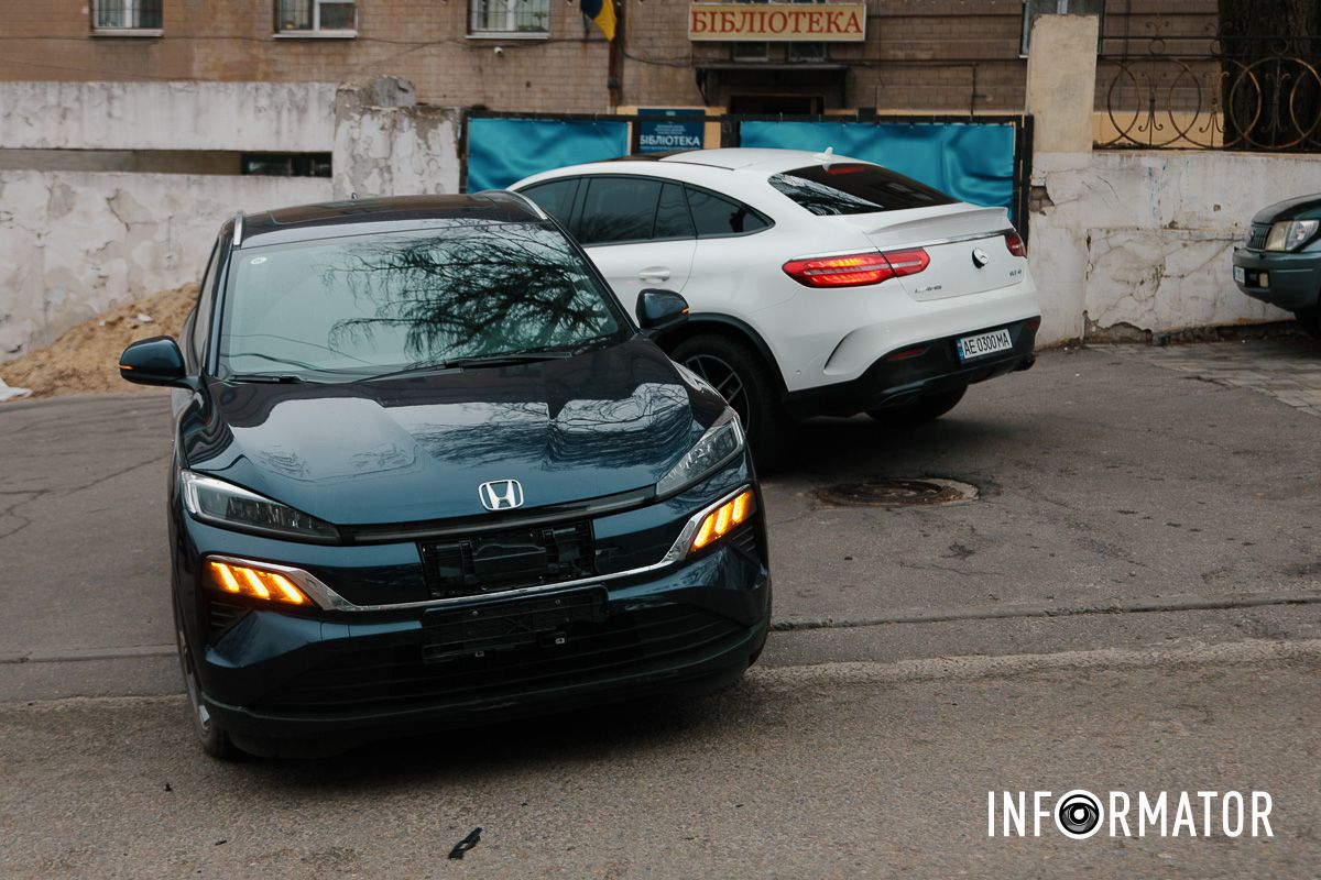 Відео моменту: у Дніпрі Крутогірному узвозі зіткнулись Honda, кур'єр Glovo та Audi, утворився затор, водії їздять по тротуару 14