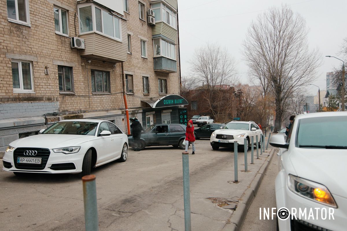 Відео моменту: у Дніпрі Крутогірному узвозі зіткнулись Honda, кур'єр Glovo та Audi, утворився затор, водії їздять по тротуару 7