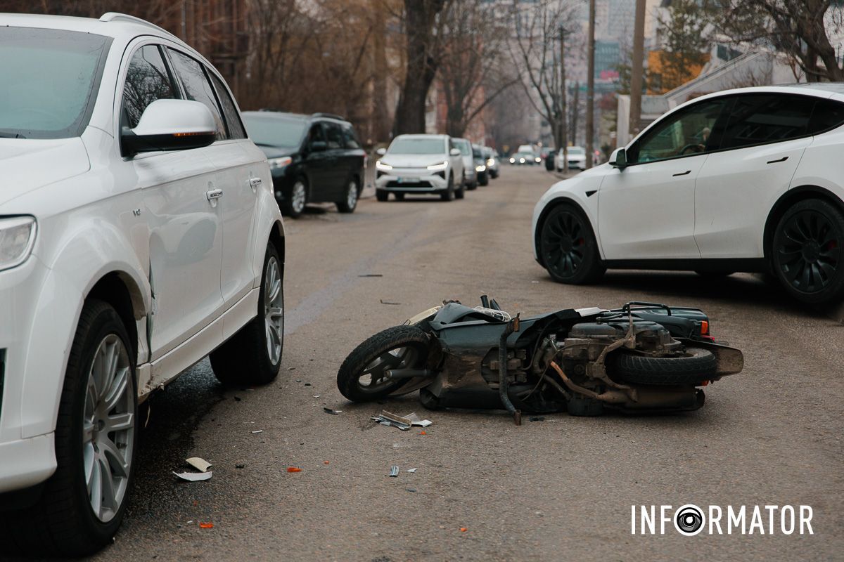 Відео моменту: у Дніпрі Крутогірному узвозі зіткнулись Honda, кур'єр Glovo та Audi, утворився затор, водії їздять по тротуару 6
