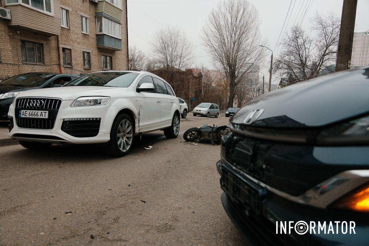 Відео моменту: у Дніпрі Крутогірному узвозі зіткнулись Honda, кур'єр Glovo та Audi, утворився затор, водії їздять по тротуару 4
