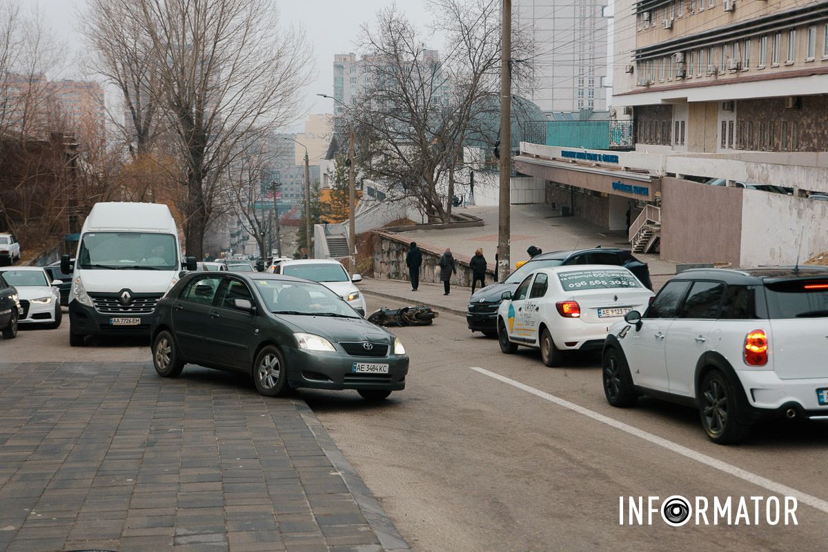 Відео моменту: у Дніпрі Крутогірному узвозі зіткнулись Honda, кур'єр Glovo та Audi, утворився затор, водії їздять по тротуару 3