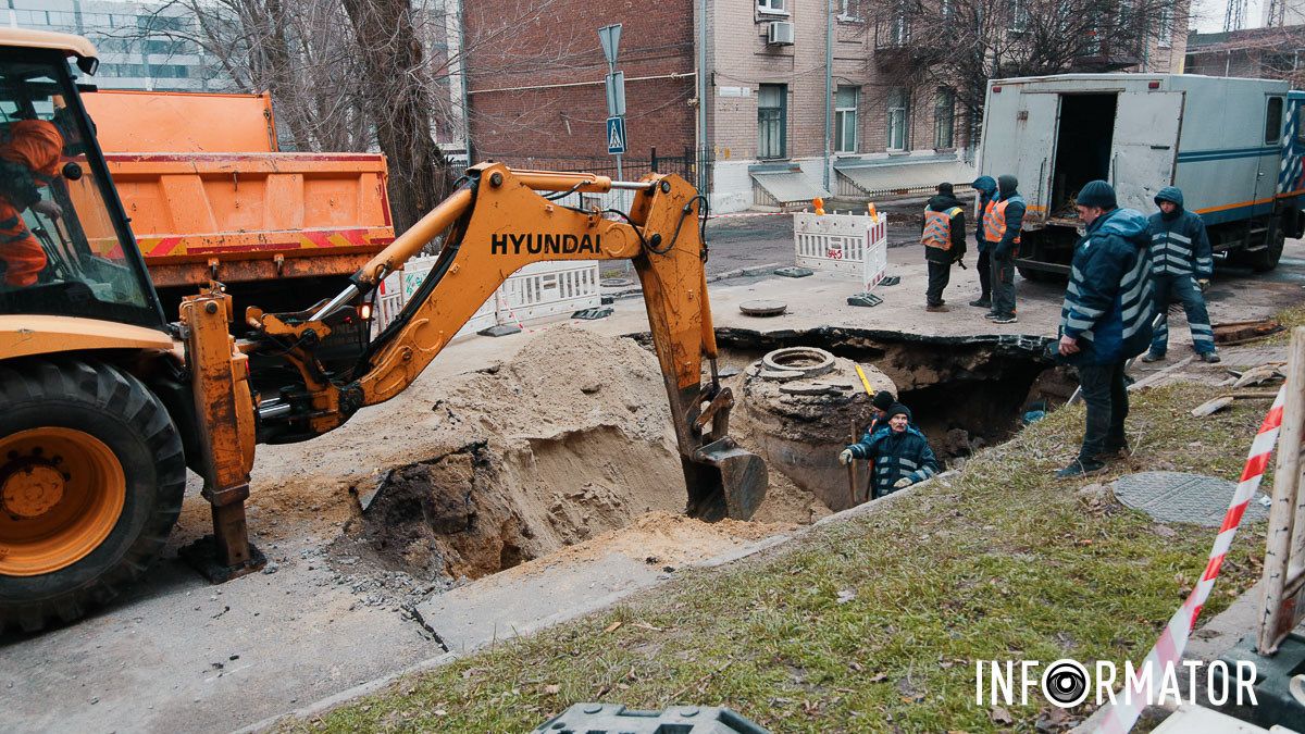 Проезжают по тротуару: в Днепре на Феодосия Макаревского частично перекрыта дорога