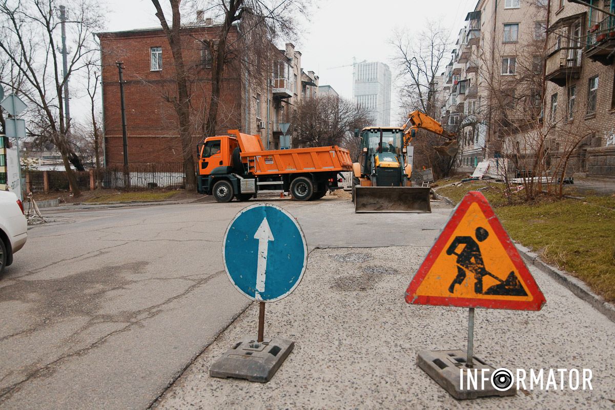 Движение частично перекрыли В Днепре на Феодосия Макаревского из-за строительных работ частично перекрыта дорога 1
