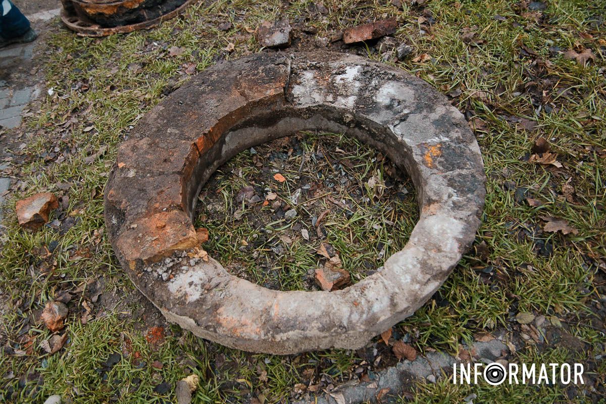 Яма достигает не менее 3 метров в глубину и 6 метров в ширину В Днепре на Феодосия Макаревского из-за строительных работ частично перекрыта дорога 8