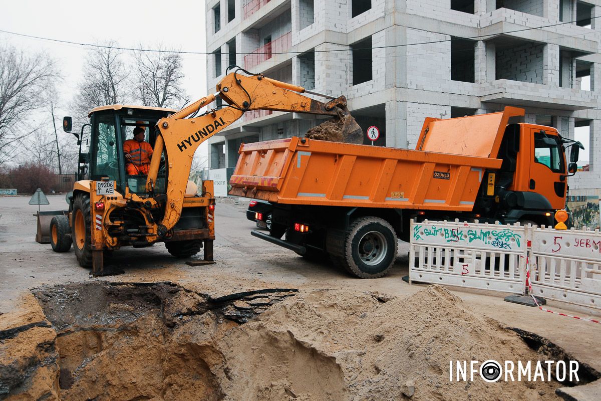 Коммунальщики разрыли огромную яму В Днепре на Феодосия Макаревского из-за строительных работ частично перекрыта дорога 6