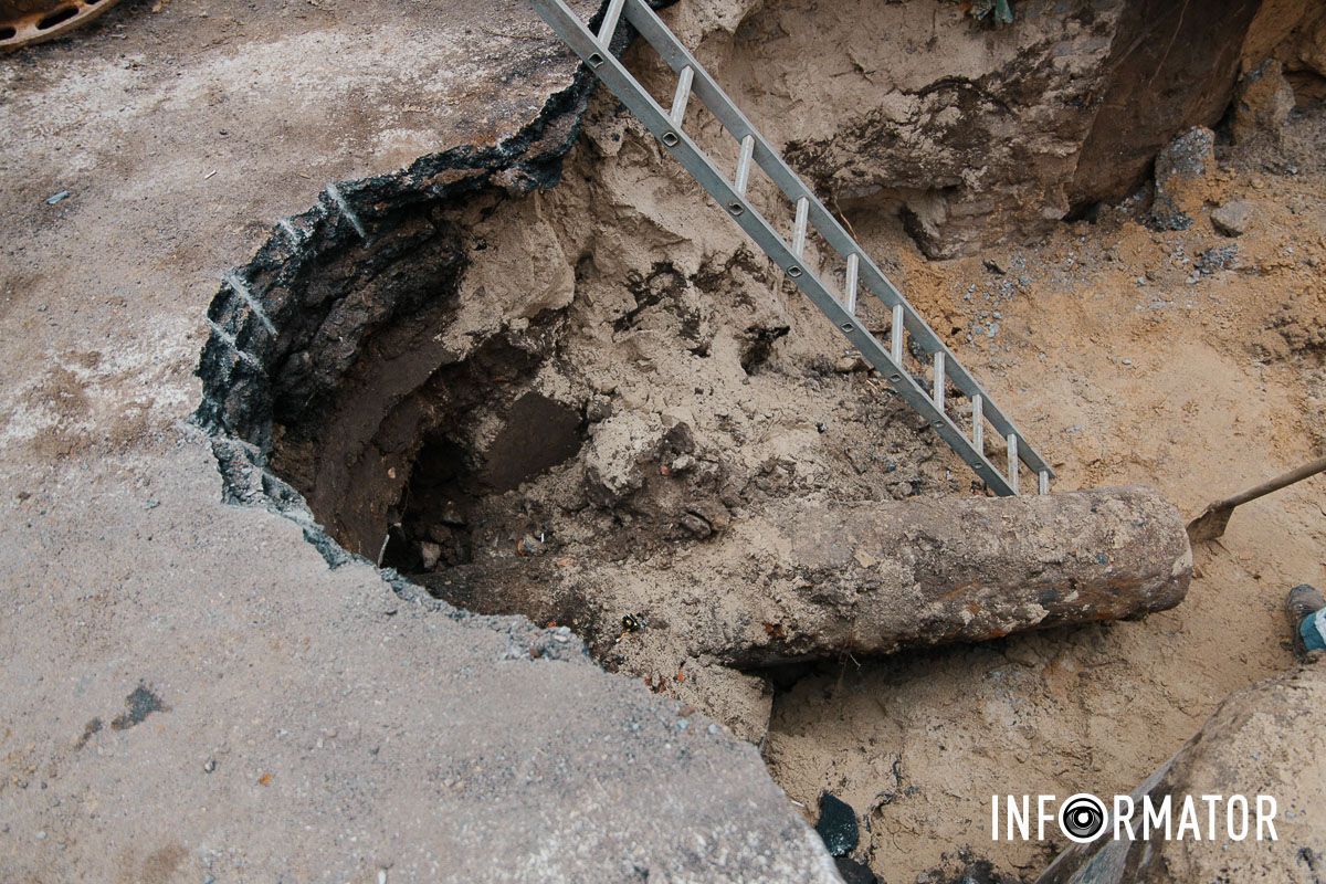 На месте работают коммунальщики В Днепре на Феодосия Макаревского из-за строительных работ частично перекрыта дорога 2