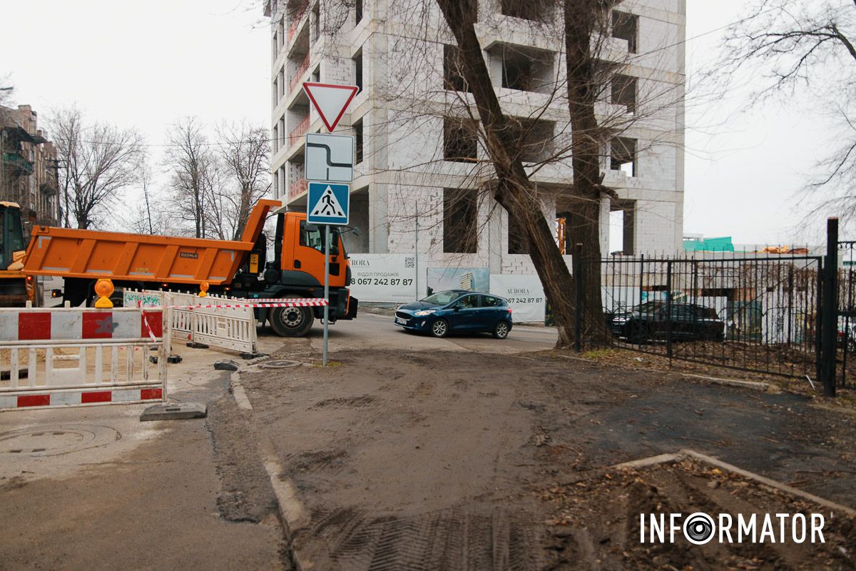Некоторые водители проезжают по тротуару В Днепре на Феодосия Макаревского из-за строительных работ частично перекрыта дорога 4