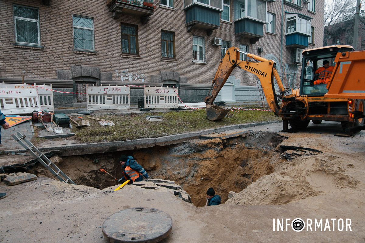 По состоянию на 13:40, движение в направлении Дмитрия Донцова со стороны Акинфиева затруднено В Днепре на Феодосия Макаревского из-за строительных работ частично перекрыта дорога 11